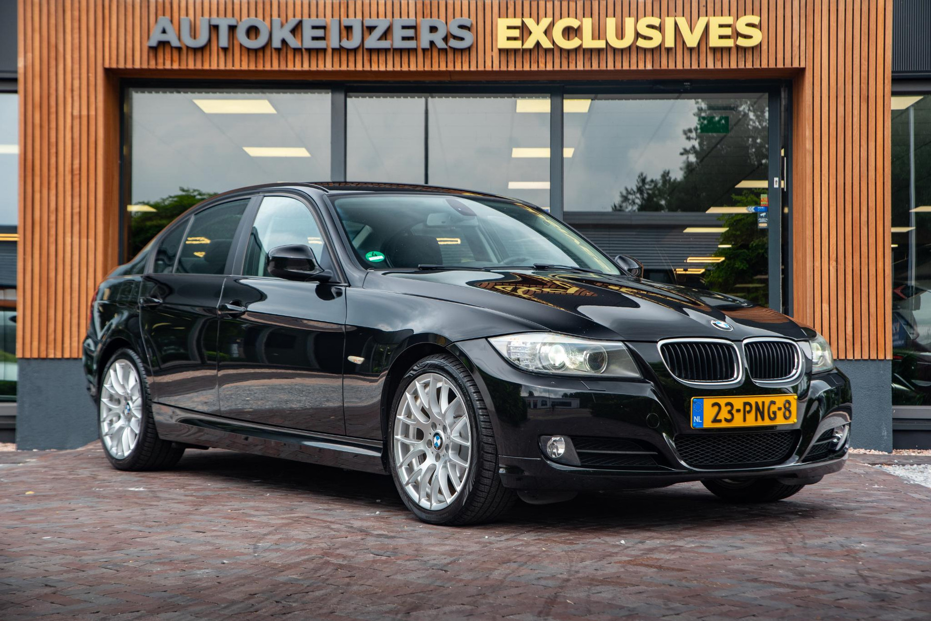 BMW 3 Serie 318i Corporate Lease Business Line 2011 Schwarz ii 1