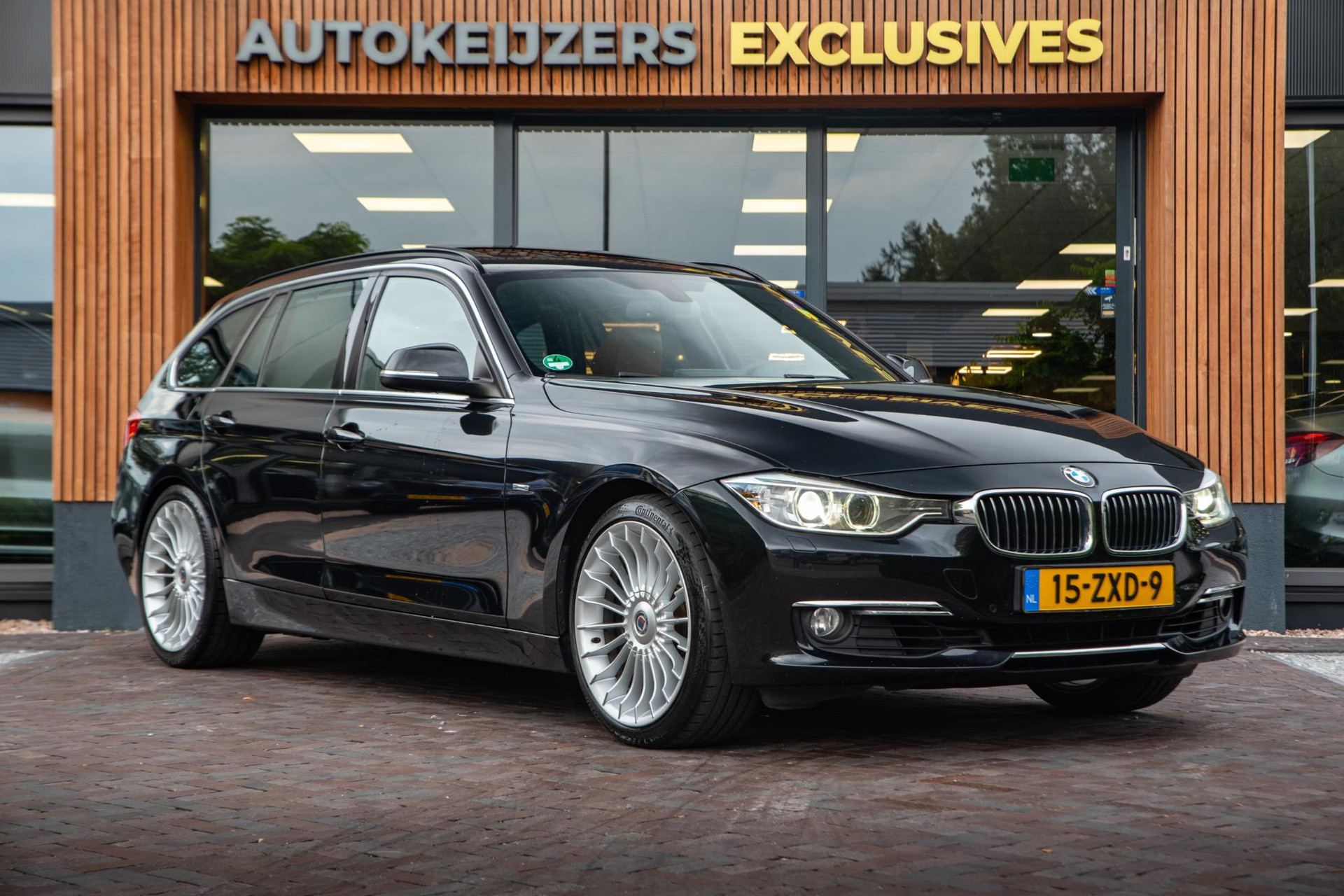 BMW 3 Serie Touring 328i Upgrade Edition 2013 Saphirschwarz metallic 1