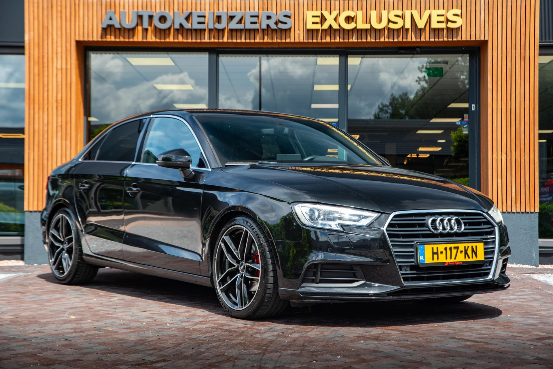 Audi A3 Limousine 1.6 TDI Design Pro Line Plus 2016 Mythoszwart metallic 1