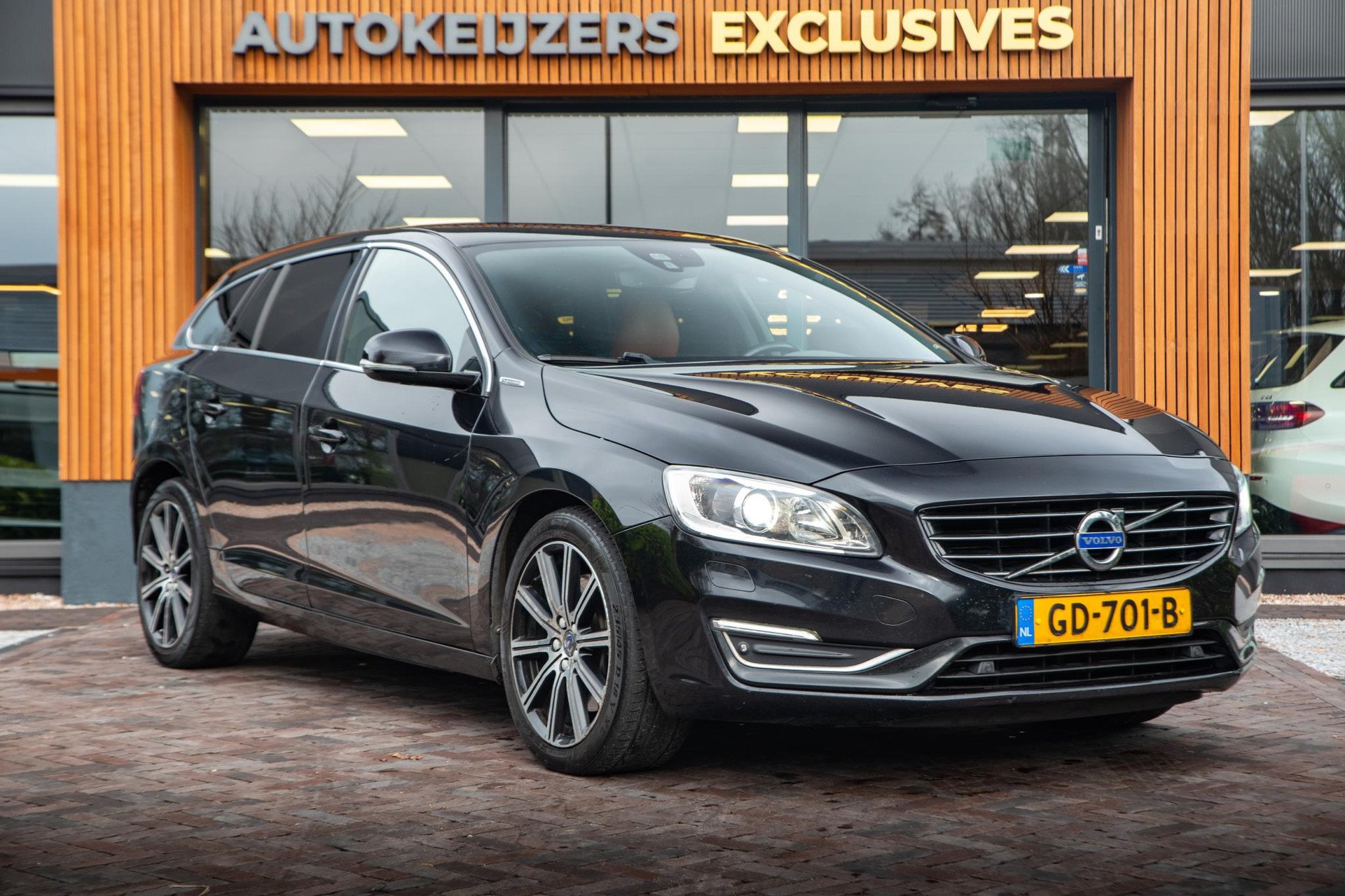 Volvo V60 2.4 D6 AWD Plug-In Hybrid R-Design 2015  1