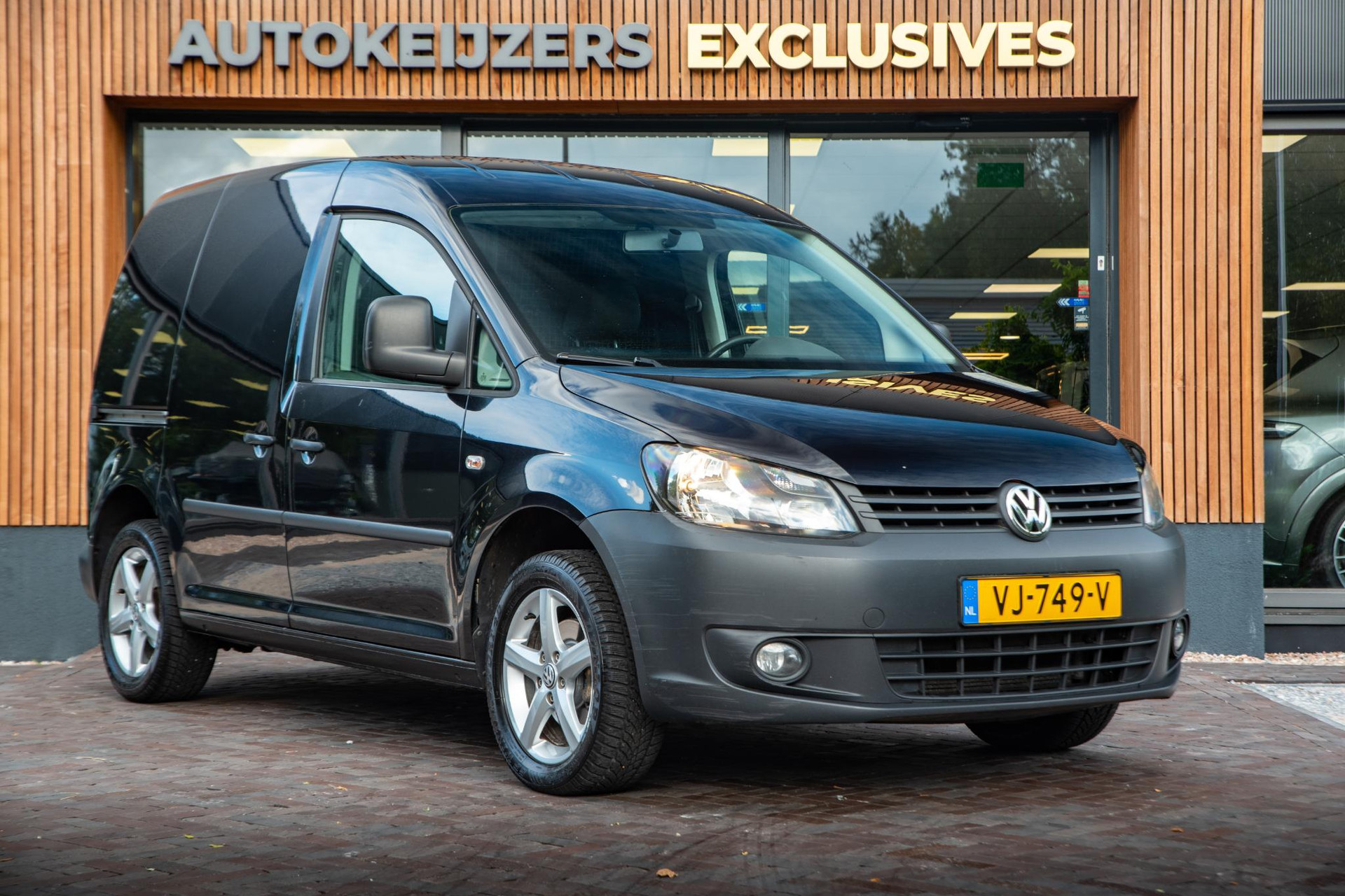 Volkswagen Caddy 1.6 TDI Economy Baseline 2014 Deep black pearl effect 1