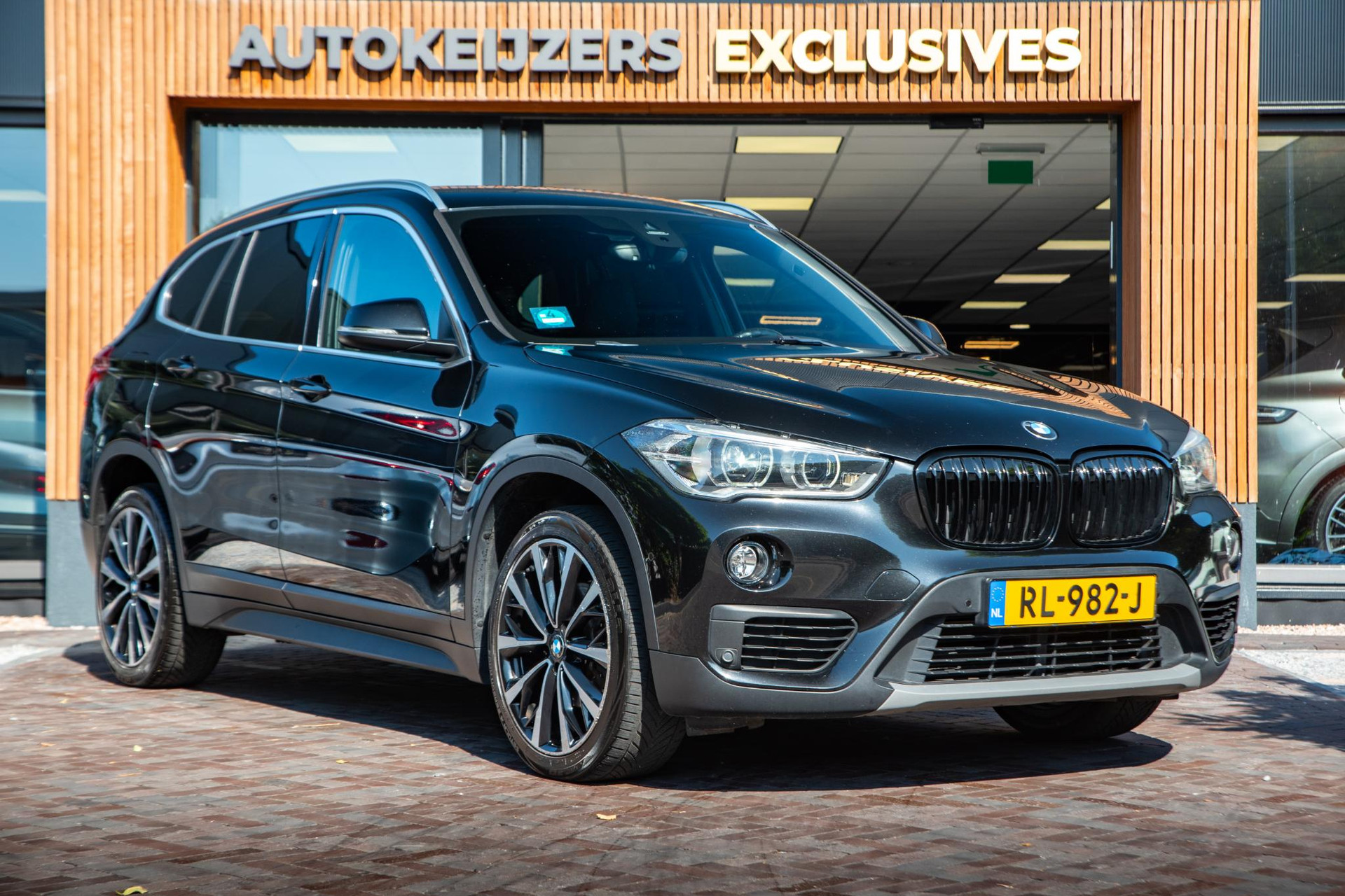 BMW X1 sDrive18i Executive 2018 Saphirschwarz metallic 1