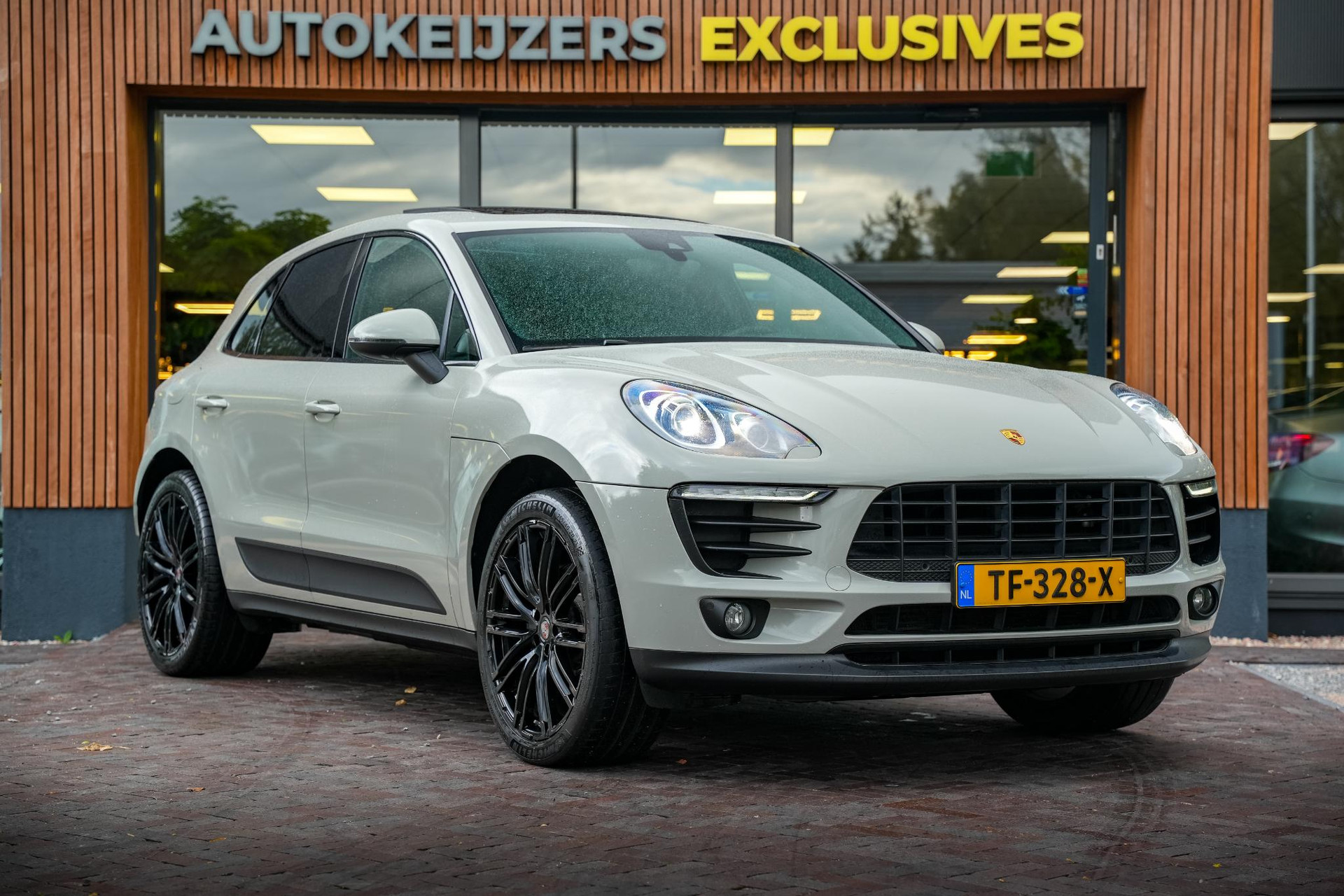 Porsche Macan 2.0 2018 Diepzwart metallic 1