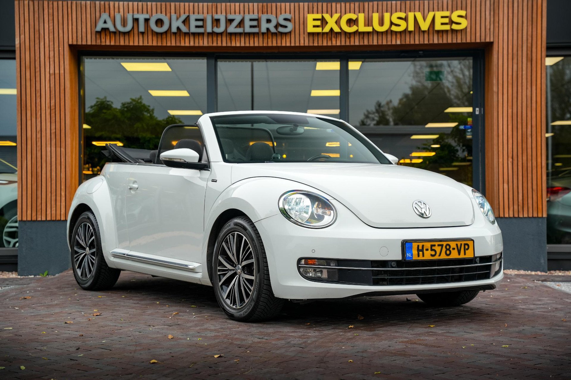 Volkswagen Beetle Cabriolet 1.2 TSI Trend BlueMotion 2016 Pure white/zwart dak 1