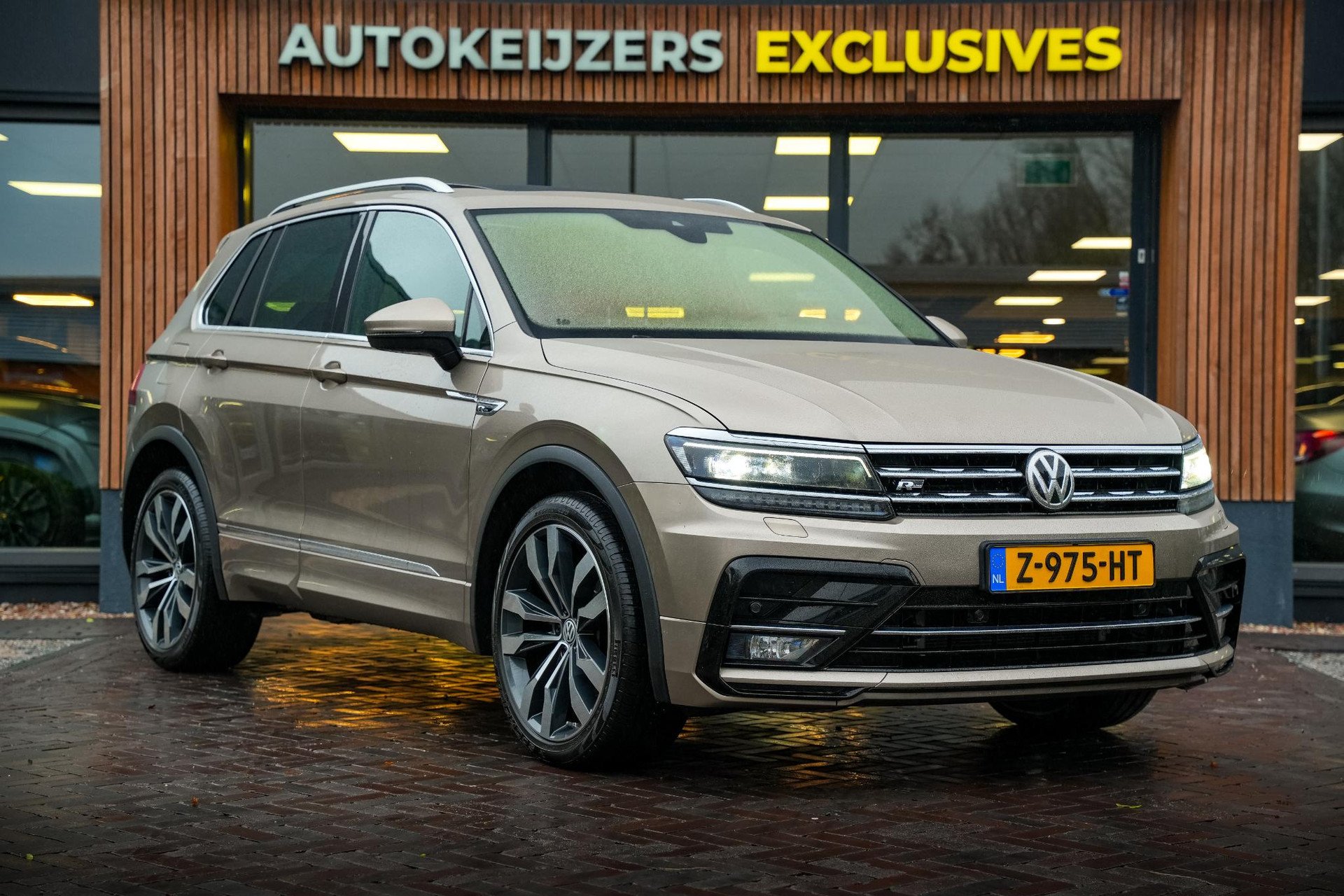 Volkswagen Tiguan 2.0 TSI 4Motion Highline 2017 Titanium beige metallic 1