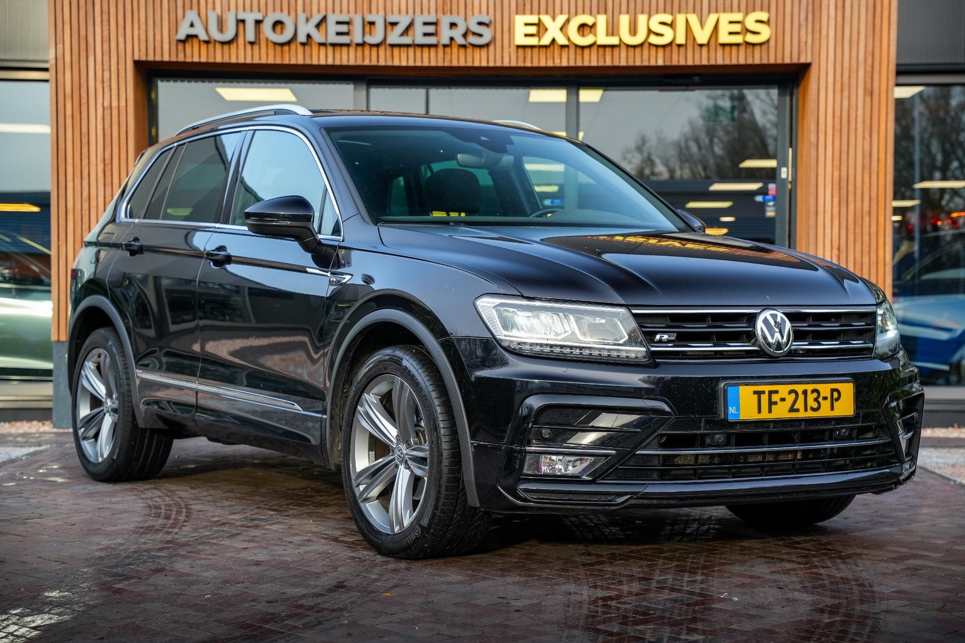 Volkswagen Tiguan 1.4 TSI 4Motion Highline Business R 2018 Deep black pearl 1