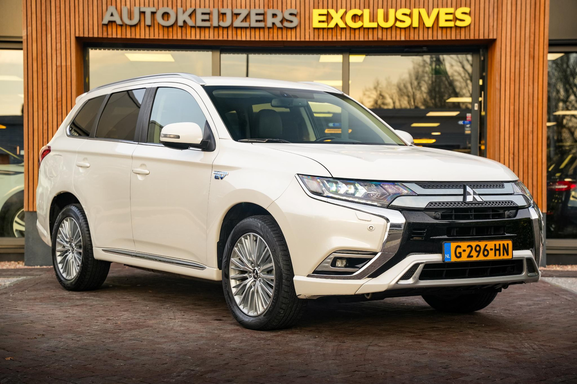 Mitsubishi Outlander 2.4 PHEV Intense 2019 Silky white p 1