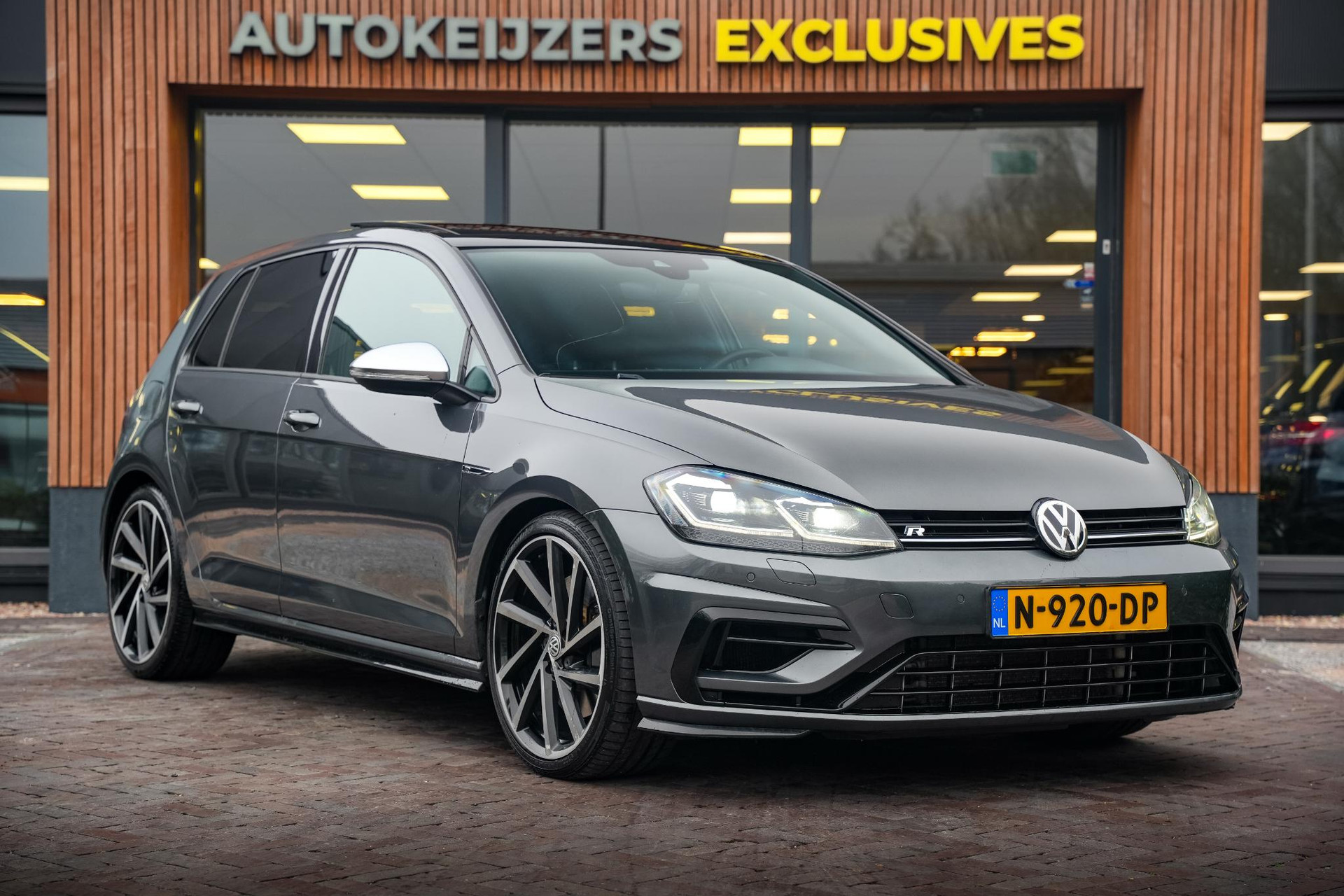 Volkswagen Golf 2.0 TSI 4Motion R 2017 Indium grey metallic 1