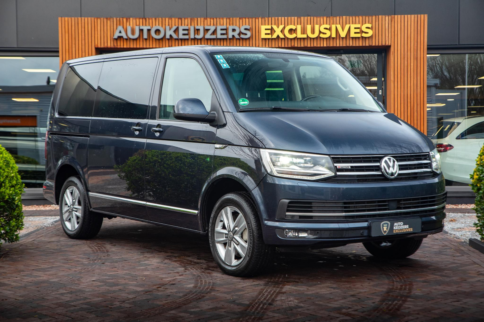 Volkswagen Transporter Multivan 2.0 TDI 4Motion Comfortline 2016 Starlight blue metallic 1